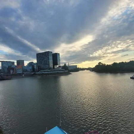 In Modern Center Of دوسلدورف